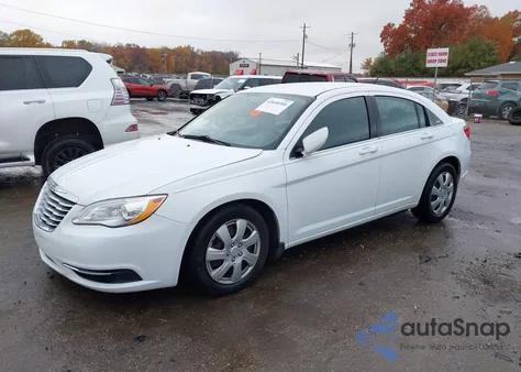 2013 Chrysler 200 Lx z USA, uszkodzony, nr VIN 1C3CCBAB9DN641032